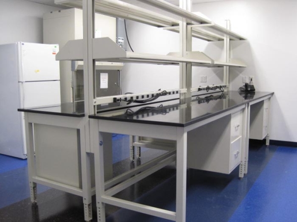 Steel flexible lab table with shelves